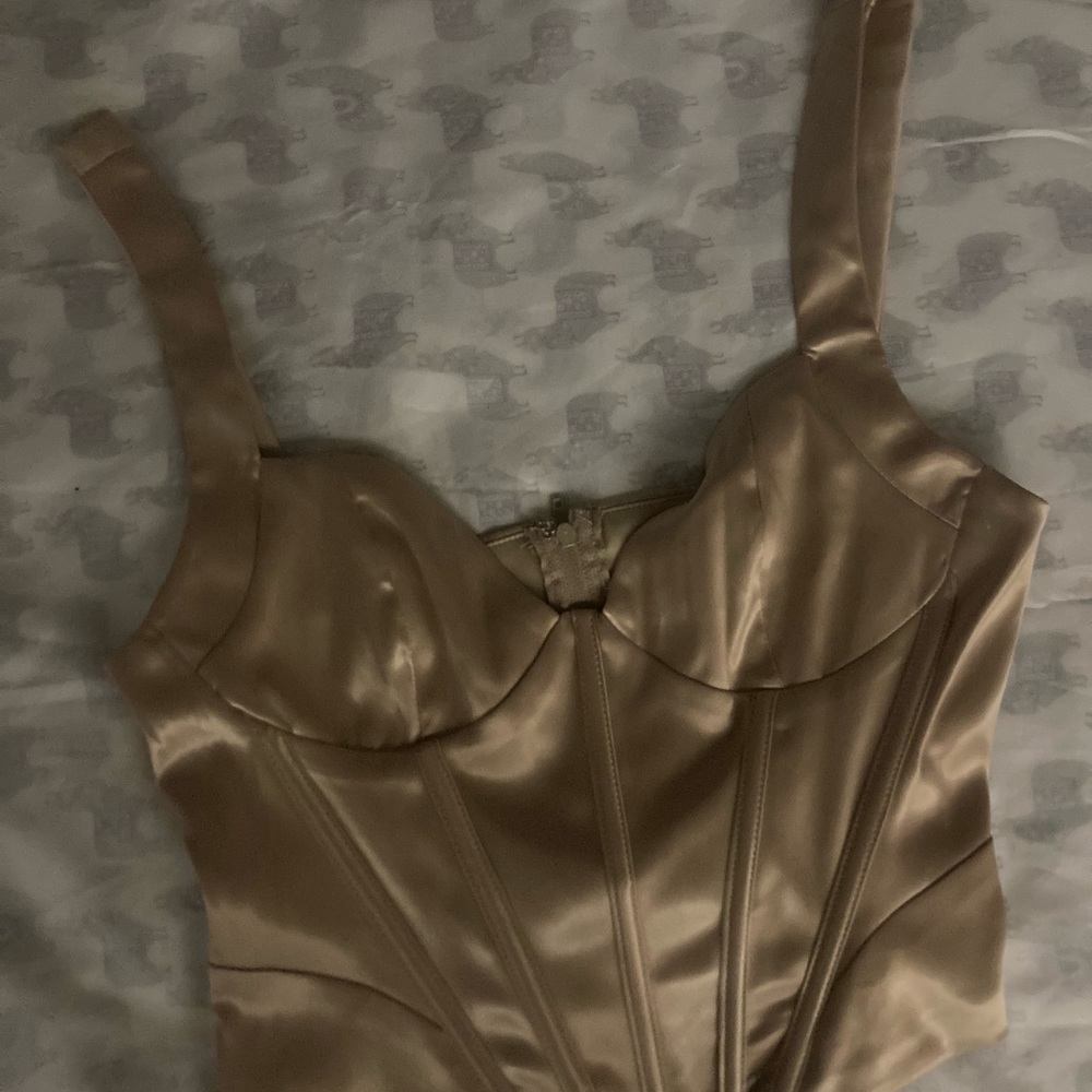 Tan/cream color crop tank top. Size Medium (M).